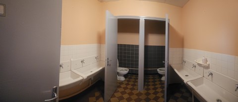 Sanitaires petite maison rez-de-chaussée